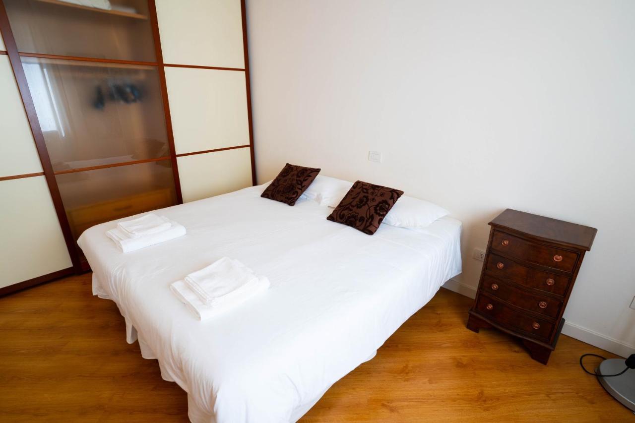 V12 Apartments - Alfieri 2A Новара Екстериор снимка