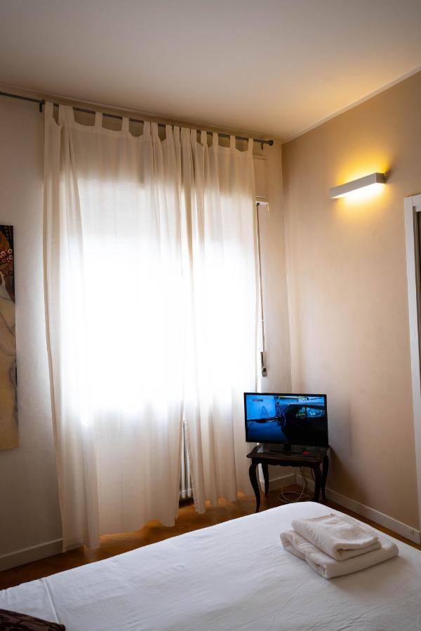 V12 Apartments - Alfieri 2A Новара Екстериор снимка
